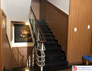 Thi công ốp lamri bằng tấm lam sóng Hobi Wood